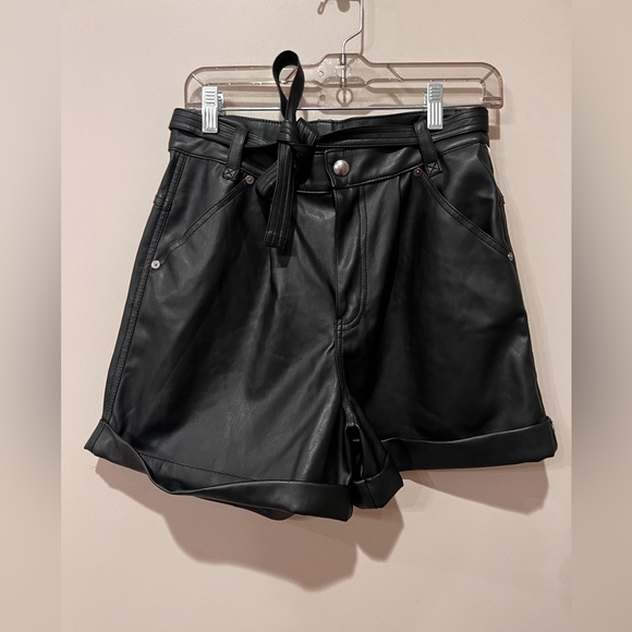 BLANKNYC FAUX LEATHER VEGAN CUFF BELTED BLACK SHORTS 28 - Picture 4 of 7